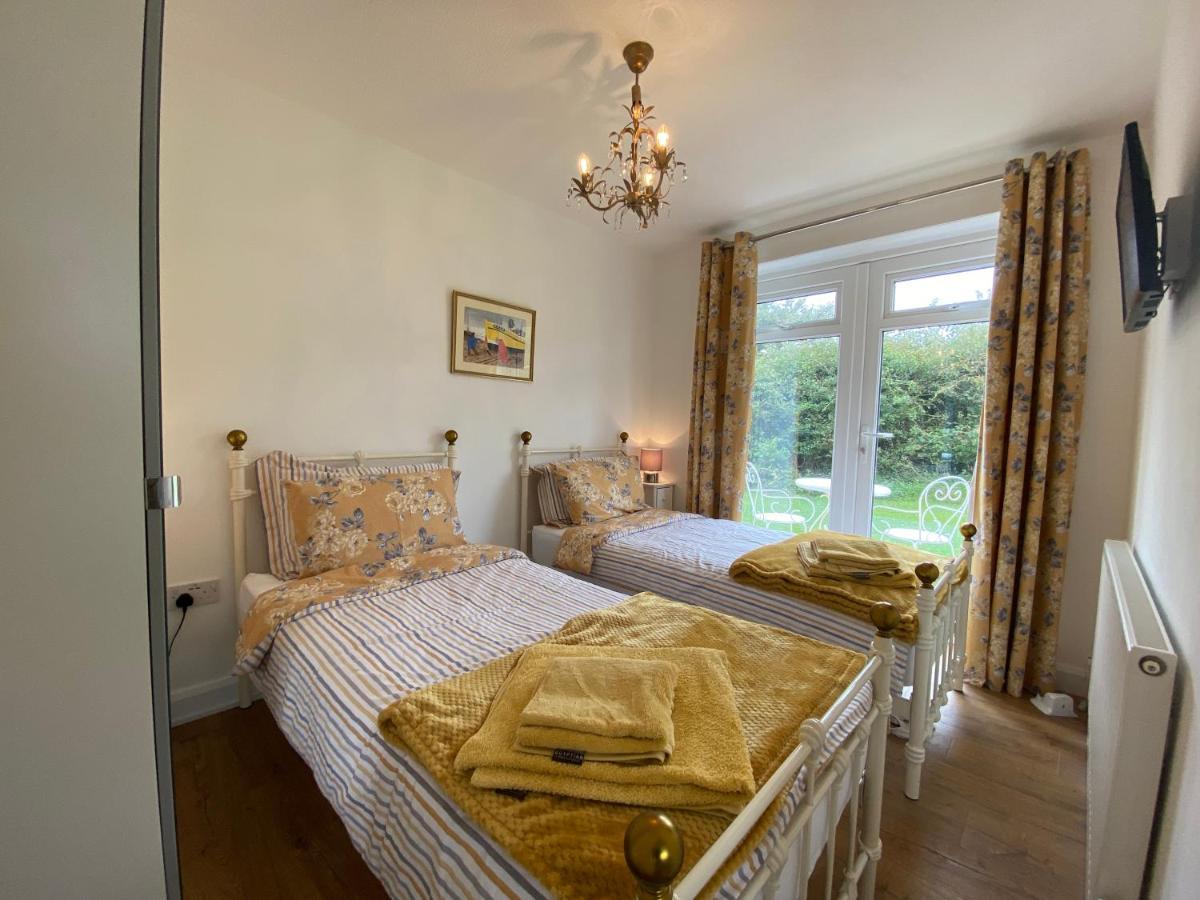 Seaview Self-Catering Coastal Bungalow In Rural West Wight Freshwater Kültér fotó