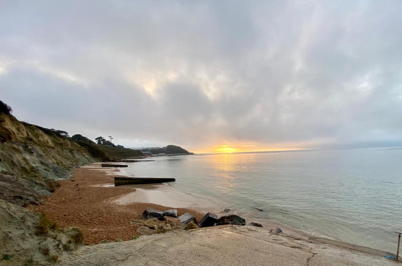 Seaview Self-Catering Coastal Bungalow In Rural West Wight Freshwater Kültér fotó