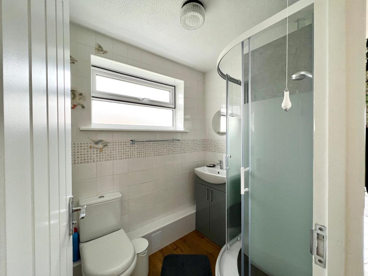 Seaview Self-Catering Coastal Bungalow In Rural West Wight Freshwater Kültér fotó