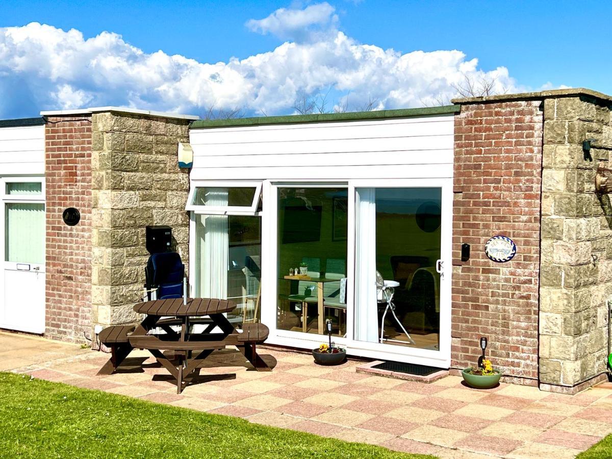 Seaview Self-Catering Coastal Bungalow In Rural West Wight Freshwater Kültér fotó